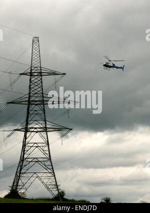 Hubschrauber Stromleitungen Inspektion Stockfoto