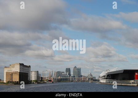 Royal Victoria Dock in Richtung Canary Wharf London suchen Stockfoto