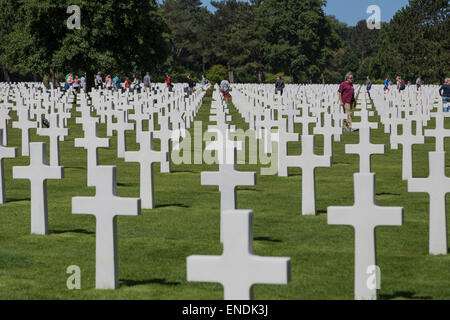 D-Day American Cemetery - weißes Kreuz Grabsteine in Reihen am Coleville Cemetary, Omaha Beach, Normandie Frankreich Stockfoto