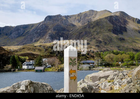 Fußweg waymarker Zeichen für Weg um Llyn Ogwen See entfernt mit Y Garn Berg jenseits in Snowdonia National Park (Eryri) Wales UK Großbritannien Stockfoto