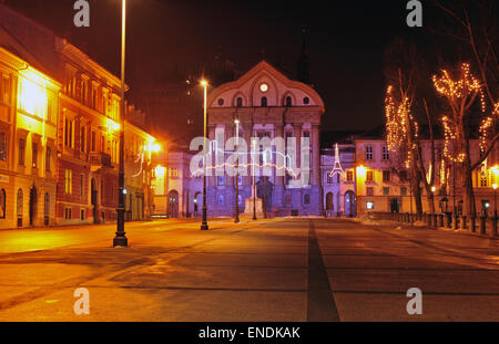 Ljubljanas Kongressplatz und Ursulinenkirche im Hintergrund beleuchtet für Weihnachten und Silvester Stockfoto