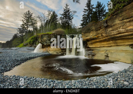 Sandcut Strand-Wasserfall im Frühling Fluss Jordan River, Britisch-Kolumbien, Kanada. Stockfoto