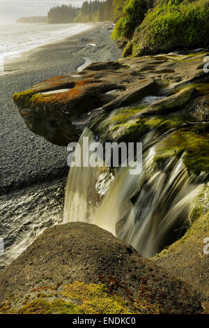 Sandcut Strand-Wasserfall im Frühling Fluss Jordan River, Britisch-Kolumbien, Kanada. Stockfoto