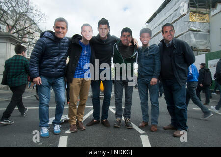 London, UK. 3. Mai 2015. Chelsea Fußball-Fans mit Masken L-R von Jose Mourihno, John Terry, Eden Hazard, Diego Costa, Willian und Cesc Fabregas feiern an der Stamford Bridge nach ihrem Team FC Chelsea gewann den englischen premier League Spiel gegen Crystal Palace Credit: Amer Ghazzal/Alamy Live-Nachrichten Stockfoto