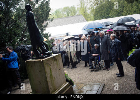 Dachau, Deutschland. 3. Mai 2015. Ein Handout Bild zur Verfügung gestellt von der deutschen Regierung zeigt German Chancellor Angela Merkel (C) und Holocaust-Überlebenden Max Mannheimer (C-R) Besuch der Gedenkstätte mit dem unbekannten Gefangenen auf dem ehemaligen Krematorium während eines Gedenken zum 70. Jahrestag der Befreiung des KZ Dachau durch die Alliierten auf dem ehemaligen Lagergelände in Dachau, Deutschland, 3. Mai 2015. Foto: Dpa/Alamy Live-Nachrichten Stockfoto