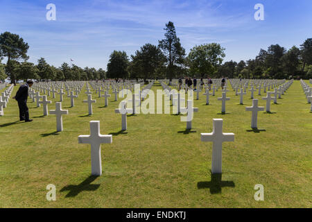 D-Day American Cemetery weißes Kreuz Grabsteine in symmetrischen Reihen mit Besuchern Coleville Cemetary, Omaha Beach Normandie Frankreich Stockfoto