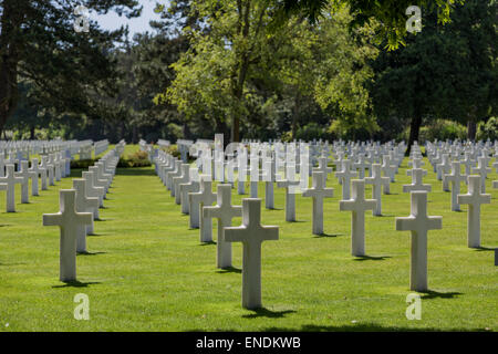 D-Day American Cemetery - weißes Kreuz Grabsteine in Reihen am Coleville Cemetary, Omaha Beach, Normandie Frankreich Stockfoto