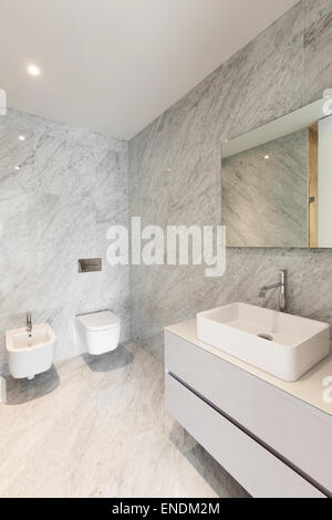 Schönes Bad Marmor einer modernen Wohnung Stockfoto