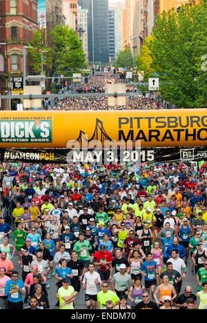 Pittsburgh, USA. 3. Mai 2015. Läufer aus Pittsburgh und der ganzen Welt konkurrierten in der 2015 Dick Sporting waren Pittsbur Stockfoto