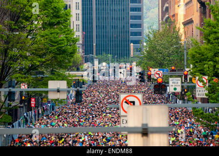 Pittsburgh, USA. 3. Mai 2015. Läufer aus Pittsburgh und der ganzen Welt konkurrierten in der 2015 Dick Sporting waren Pittsbur Stockfoto