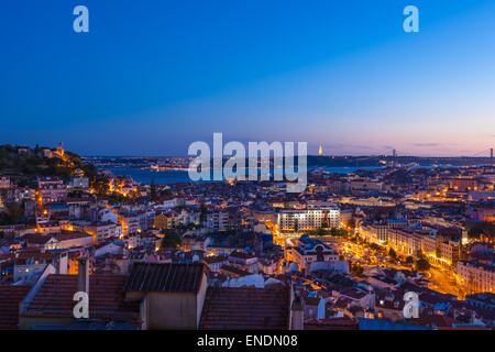 Luftaufnahme von Lissabon auf dem Dach von Senhora Monte Aussichtspunkt (Miradouro) bei Nacht in Portugal Stockfoto