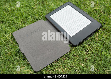 Amazon Kindle e-Book-Reader auf dem Rasen Stockfoto