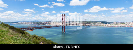 Panoramablick über 25 de Abril (April)-Brücke in Lissabon - Portugal Stockfoto