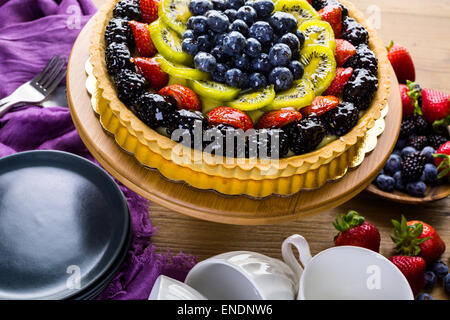 Frisches Obst-Torte auf Kuchen stehen auf Holztisch. Stockfoto