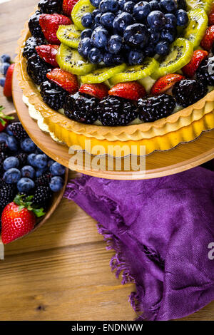 Frisches Obst-Torte auf Kuchen stehen auf Holztisch. Stockfoto