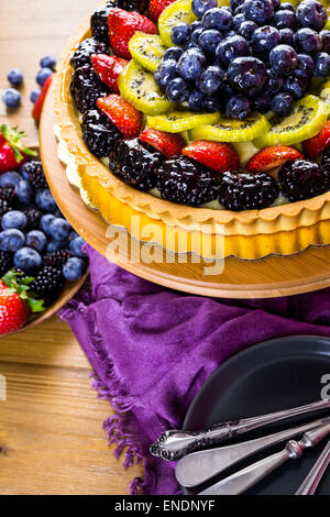 Frisches Obst-Torte auf Kuchen stehen auf Holztisch. Stockfoto