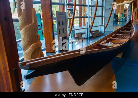 Einteilige, Hochsee-, Einbaum Zeder Kanu auf dem Display an das Aboriginal Cultural Centre in Whistler, Britisch-Kolumbien Stockfoto