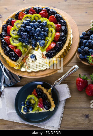 Frisches Obst-Torte auf Kuchen stehen auf Holztisch. Stockfoto