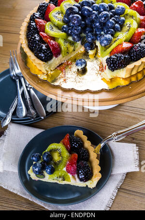 Frisches Obst-Torte auf Kuchen stehen auf Holztisch. Stockfoto