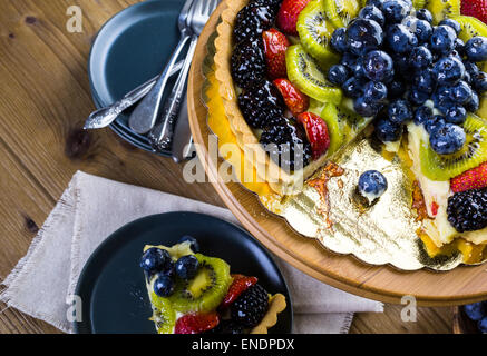 Frisches Obst-Torte auf Kuchen stehen auf Holztisch. Stockfoto