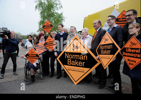 Newhaven Sussex UK Besuch 3. Mai 2015 - Nick Clegg der Führer der Liberaldemokraten und stellvertretenden Ministerpräsidenten bei seinem in Paradise Park Centre Newhaven heute mit lokalen Parteiaktivisten und lokalen Kandidaten Norman Baker Foto genommen von Simon Dack Stockfoto