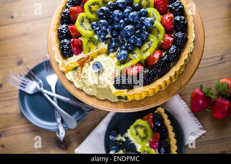 Frisches Obst-Torte auf Kuchen stehen auf Holztisch. Stockfoto