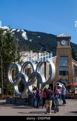 Touristen, die Sammlung rund um die Olympischen Ringe in Whistler Village, British Columbia, Kanada Stockfoto