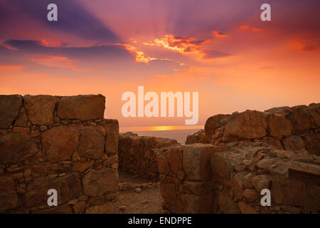 Wunderschönen Sonnenaufgang über Festung Masada Stockfoto