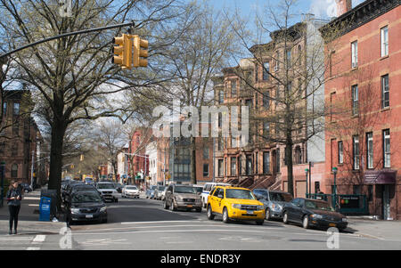 8th Avenue Kreuzung gelbe Kabine Brooklyn, NYC, USA Stockfoto