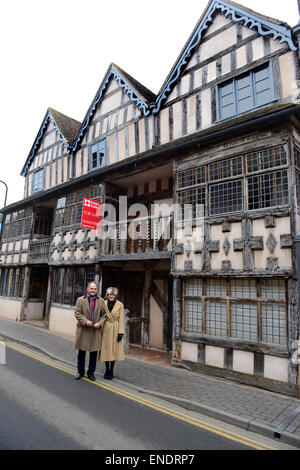 John und Alison King Besitzer des elisabethanischen Raynalds Herrenhauses in High Street, Much Wenlock, Shropshire. Das Paar kann noch h Stockfoto