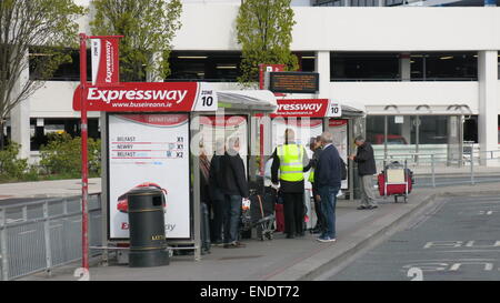 Pendler stehen an einer Bushaltestelle am Flughafen Dublin während eines Tages von Arbeitskampfmaßnahmen von Fahrern bei Dublin Bus und Bus Éireann. Stockfoto