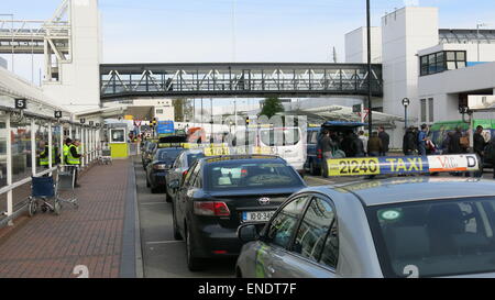 Eine Reihe von Taxis wartet auf einen Rang am Flughafen Dublin während eines Tages von Arbeitskampfmaßnahmen von Fahrern bei Dublin Bus und Bus Éireann. Stockfoto