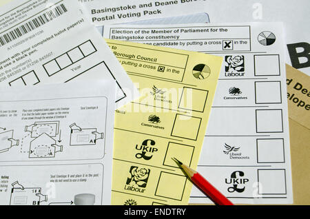 BASINGSTOKE, Großbritannien 3. Mai 2015: Ballot Formulare für die Briefwahl in die lokale und allgemeine Wahl für Mai 2015. Stockfoto