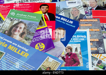 BASINGSTOKE, Großbritannien 3. Mai 2015: Flugblätter von Kandidaten der verschiedenen Parteien im Wettbewerb bei den allgemeinen Wahlen. Stockfoto