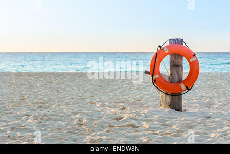 Rettungsring am Sandstrand irgendwo in Mexiko Stockfoto