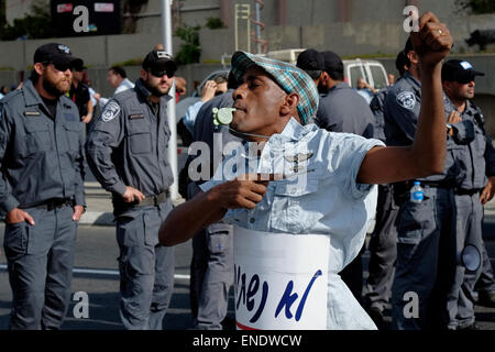 Tel Aviv - Israel, 03.05.2015 Mitglieder der Beta Israel Gemeinschaft auch als äthiopische Juden in Tel Aviv gegen Rassismus protestieren in der israelischen Gesellschaft und die Brutalität der Polizei am 03. Mai 2015 bekannt. Gewalt verschlungen im Zentrum von Tel Aviv auf Sonntag Nacht, als anti-Brutalität der Polizei Protest von Ethiopian-Israelis gesponnen aus Steuerung heraus, mit den Demonstranten warfen Steine und Flaschen auf Polizisten, die blendgranaten gefeuert und belastet den Platz immer wieder auf dem Rücken der Pferde. Stockfoto