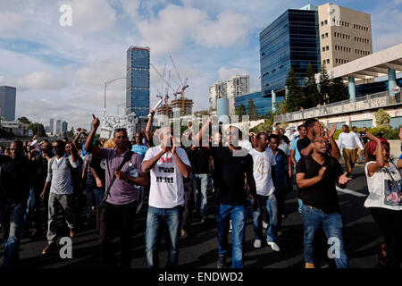 Tel Aviv - Israel, 03.05.2015 Mitglieder der Beta Israel Gemeinschaft auch als äthiopische Juden in Tel Aviv gegen Rassismus protestieren in der israelischen Gesellschaft und die Brutalität der Polizei am 03. Mai 2015 bekannt. Gewalt verschlungen im Zentrum von Tel Aviv auf Sonntag Nacht, als anti-Brutalität der Polizei Protest von Ethiopian-Israelis gesponnen aus Steuerung heraus, mit den Demonstranten warfen Steine und Flaschen auf Polizisten, die blendgranaten gefeuert und belastet den Platz immer wieder auf dem Rücken der Pferde. Stockfoto