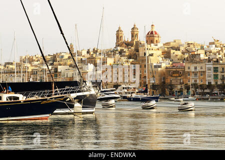Die Aussicht auf Senglea und Yachten im Sonnenuntergang, Malta Stockfoto