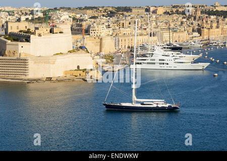 Die Aussicht auf Vittoriosa und Yachten im Sonnenuntergang, Malta Stockfoto