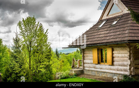 Schöne Holzhaus irgendwo im Wald Stockfoto