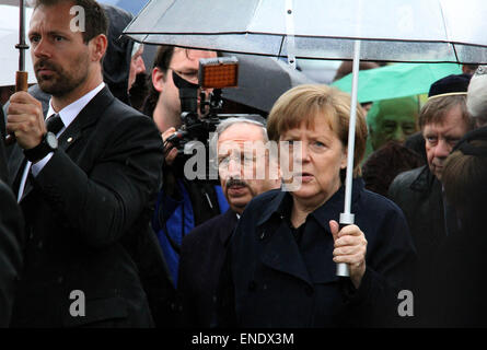 Dachau, Deutschland. 3. Mai 2015. Bundeskanzlerin Angela Merkel (R, vorne) nimmt an einer Zeremonie im KZ Dachau in Dachau, Deutschland, am 3. Mai 2015. Bundeskanzlerin Angela Merkel am Sonntag hielt eine Rede anlässlich des 70. Jahrestags der Befreiung des KZ Dachau, immer der erste amtierende Kanzler, hier zu sprechen. © Lied Guocheng/Xinhua/Alamy Live-Nachrichten Stockfoto