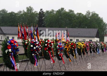 Dachau. 3. Mai 2015. Foto aufgenommen am 3. Mai 2015 zeigt Kränze platziert in einer Feierstunde im KZ Dachau in Dachau, Deutschland. Bundeskanzlerin Angela Merkel am Sonntag hielt eine Rede anlässlich des 70. Jahrestags der Befreiung des KZ Dachau, immer der erste amtierende Kanzler, hier zu sprechen. © Lied Guocheng/Xinhua/Alamy Live-Nachrichten Stockfoto