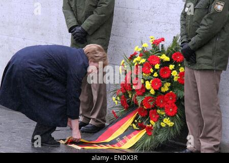 Dachau, Deutschland. 3. Mai 2015. Bundeskanzlerin Angela Merkel legt einen Kranz nieder, während einer Zeremonie in der Gedenkstätte in Dachau Konzentrationslager in Dachau, Deutschland, 3. Mai 2015. Bundeskanzlerin Angela Merkel am Sonntag hielt eine Rede anlässlich des 70. Jahrestags der Befreiung des KZ Dachau, immer der erste amtierende Kanzler, hier zu sprechen. © Lied Guocheng/Xinhua/Alamy Live-Nachrichten Stockfoto