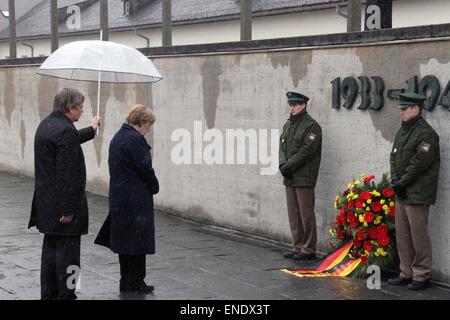 Dachau, Deutschland. 3. Mai 2015. Bundeskanzlerin Angela Merkel (2. L) legt einen Kranz nieder, während einer Zeremonie in der Gedenkstätte in Dachau Konzentrationslager in Dachau, Deutschland, 3. Mai 2015. Bundeskanzlerin Angela Merkel am Sonntag hielt eine Rede anlässlich des 70. Jahrestags der Befreiung des KZ Dachau, immer der erste amtierende Kanzler, hier zu sprechen. © Lied Guocheng/Xinhua/Alamy Live-Nachrichten Stockfoto