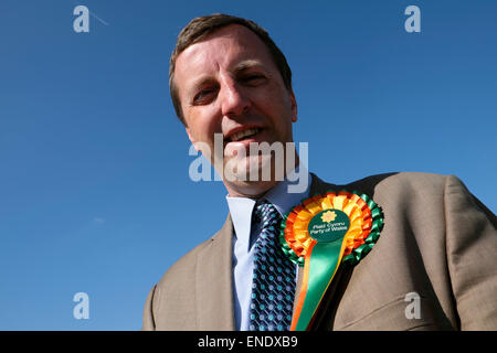 Jonathan Edwards Plaid Cymru MP Carmarthenshire Ost und Dinefwr Kundenwerbung bei Parlamentswahlen 2015 in Llandovery, Carmarthenshire, Wales UK KATHY DEWITT Stockfoto