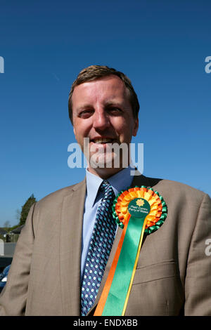 Jonathan Edwards Plaid Cymru MP Carmarthenshire Ost und Dinefwr Kundenwerbung bei Parlamentswahlen 2015 in Llandovery, Carmarthenshire, Wales UK KATHY DEWITT Stockfoto