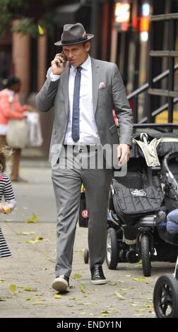 "Real Housewives Of New York City" Co-star Josh Taekman auf seinem Handy mit New York City: Josh Taekman Where: Manhattan, New York, USA bei: 29. Oktober 2014 Stockfoto