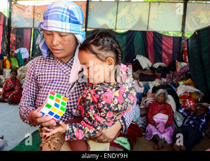 Lalitpur, Nepal. 3. Mai 2015. Ein Frauen geben eine Spielzeug für ihr Kind in Notunterkünften in Harisiddhi Dorf. Die 2015 Erdbeben in Nepal, die mehr als 7.000 Menschen getötet und verletzt mehr als doppelt so viele, am 25 April, der Moment-Magnitude 7.8. Es war die stärkste Katastrophe Streikrecht Nepal seit 1934 Nepal – Bihar Erdbeben. © Prabhat Kumar Verma/Pacific Press/Alamy Live-Nachrichten Stockfoto