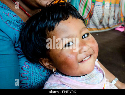 Lalitpur, Nepal. 3. Mai 2015. Lalitpur, Nepal: Ein Kind Mädchen Lächeln während auf Kamera im Harisiddhi Village, Lalitpur in Nepal auf 05.03.2015 reagieren. Foto von Prabhat Kumar Verma 2015 Erdbeben in Nepal, die mehr als 7.000 Menschen getötet und verletzt mehr als doppelt so viele, am 25 April, der Moment-Magnitude 7.8. Es war die stärkste Katastrophe Streikrecht Nepal seit 1934 Nepal – Bihar Erdbeben. © Prabhat Kumar Verma/Pacific Press/Alamy Live-Nachrichten Stockfoto