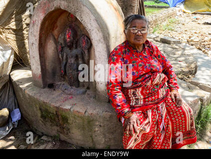 Lalitpur, Nepal. 3. Mai 2015. Frauen sitzen in der Nähe ein Gott-Statue. Die 2015 Erdbeben in Nepal, die mehr als 7.000 Menschen getötet und verletzt mehr als doppelt so viele, am 25 April, der Moment-Magnitude 7.8. Es war die stärkste Katastrophe Streikrecht Nepal seit 1934 Nepal – Bihar Erdbeben. © Prabhat Kumar Verma/Pacific Press/Alamy Live-Nachrichten Stockfoto